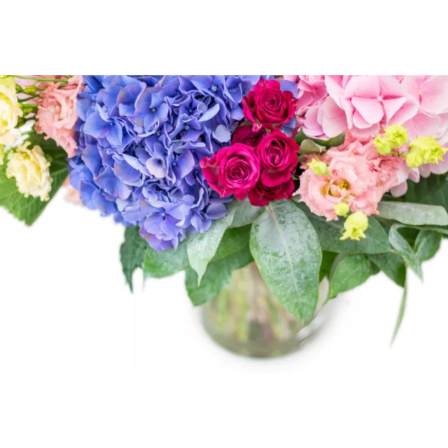 kytice hortenzií a trsových růží